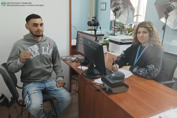На Черкащині чоловік отримав свій перший паспорт у 28 років після багаторічної відсутності документів