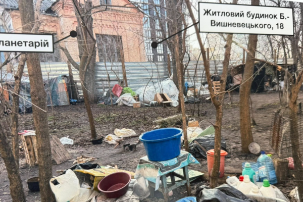 Нанесли мотлоху, приставали до людей: У центрі Черкас виселили двох чоловіків, котрі зайняли комунальну землю