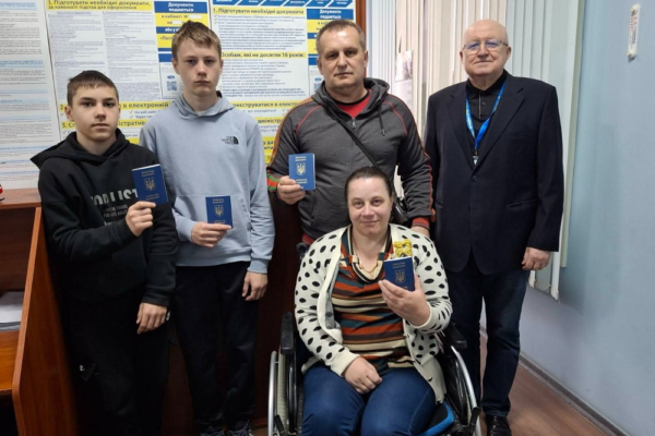 Чотири паспорти заради однієї поїздки: Родина з Черкащини разом оформила документи, щоб підтримати маму на лікуванні
