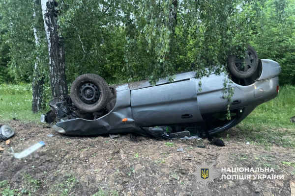 У Золотоноші автомобіль перекинувся на дах після ДТП: Водійка була п’яною (ФОТО)