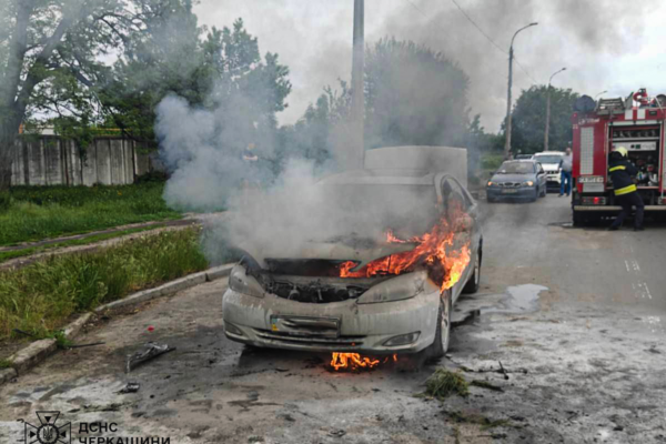 У Черкасах рятувальникам довелося гасити автівку Toyota Camry, яка спалахнула просто під час стоянки