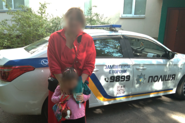 У Черкасах небайдужі містяни та поліцейські допомогли повернути матері загублену 5-річну дівчинку