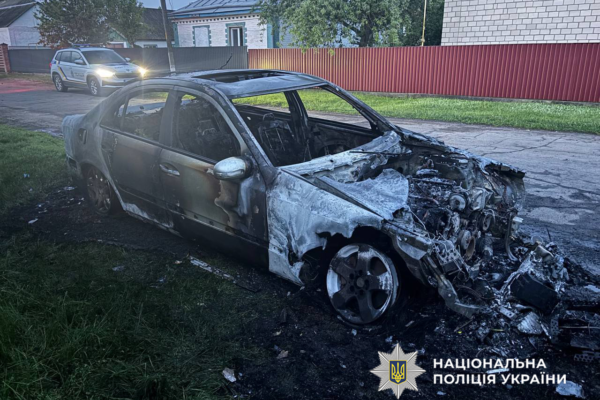 На Уманщині поліція розшукує невідомих, які спалили уночі Mercedes місцевої мешканки (ФОТО)