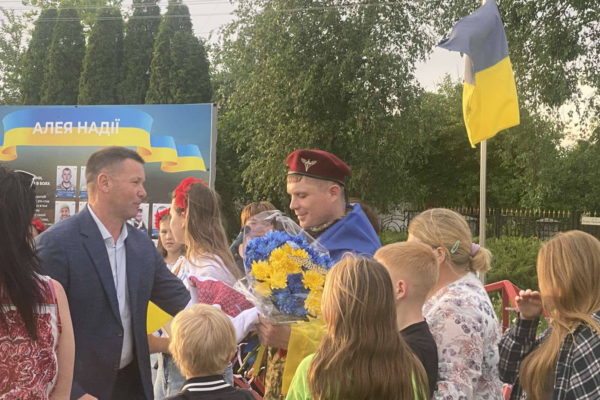На Черкащині «живим коридором» зустріли захисника, звільненого після майже двох років полону