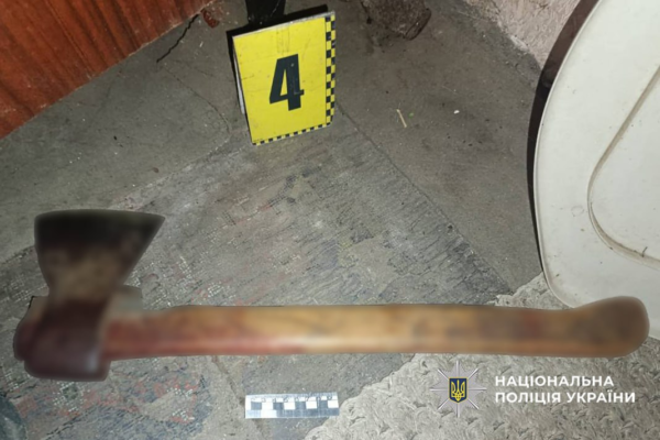 На Черкащині пенсіонер убив свого сина сокирою, поки той спав