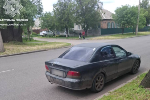 У Черкасах патрульні зупинили водія з ознаками наркотичного сп’яніння та виявили підозрілий пакет з білим порошком (ФОТО)