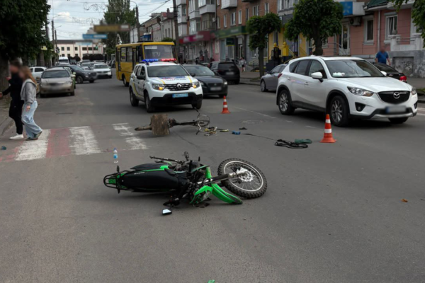 В Умані 14-річний мотоцикліст збив велосипедиста на пішохідному переході: Постраждалий в реанімації (ФОТО)