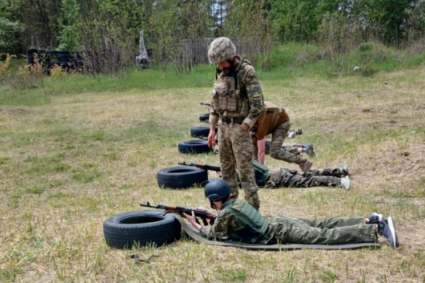 Понад 300 школярів на Черкащині навчалися стріляти з автомата Калашнікова (ФОТО)