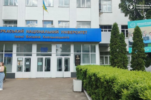 У одному з корпусів ЧНУ під час перевірки безбар’єрності виявили понад десять порушень (ФОТО)