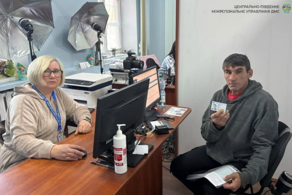 Втратив радянський паспорт і залишився без документів: На Черкащині чоловік уперше отримав паспорт України у 51 рік