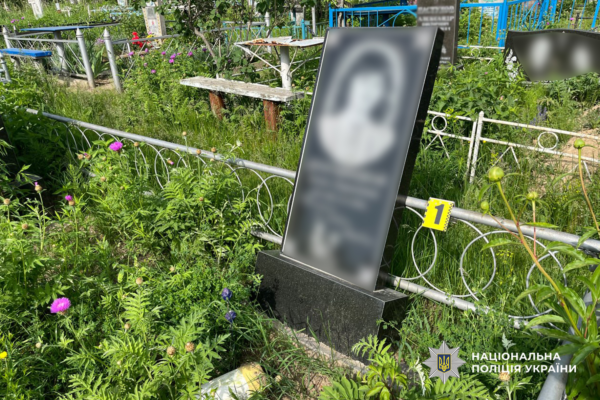 На кладовищі у Каневі чоловік понівечив могили: Поліція затримала вандала (ФОТО)