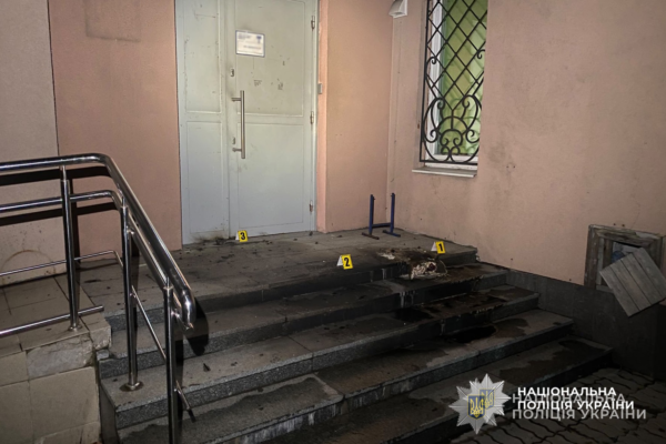 У Черкасах затримали чоловіка, який підпалив ємність біля входу в банк та втік (ФОТО)