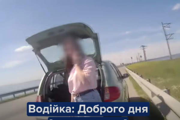 На дамбі між Черкасами та Золотоношею патрульні допомогли водійці з несправним авто