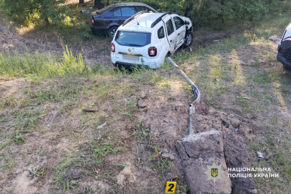 На трасі біля Золотоноші зіткнулись два авто та вилетіли у кювет: Є постраждалий (ФОТО)