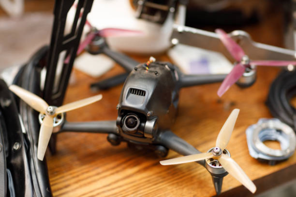 У Черкасах судитимуть жінку, яка незаконно відправила поштою FPV-дрони у США