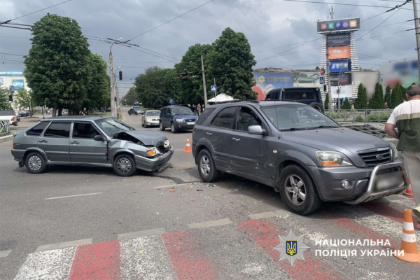 У центрі Черкас зіткнулися два автомобілі: Є постраждала (ФОТО)