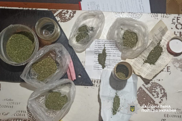 На Черкащині викрили трьох чоловіків, які заробляли на збуті амфетаміну понад 200 тисяч гривень щомісяця (ФОТО)