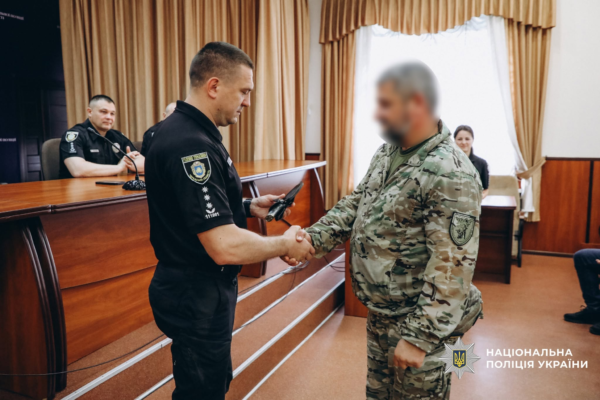 На Черкащині нагородили поліцейських, які виконують бойові завдання на фронті