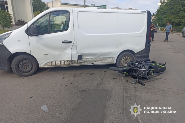 У Каневі через невдалий маневр водія Opel госпіталізували двох підлітків, які були на мотоциклі (ФОТО)