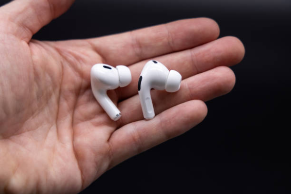 У Черкасах жінка хотіла вкрасти чужу сумку з готівкою та AirPods біля парку, проте отримала вирок