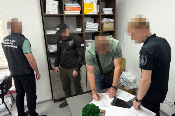 На Черкащині підозрюють правоохоронця, який щомісяця отримував по тисячі доларів за захист «масажного» салону