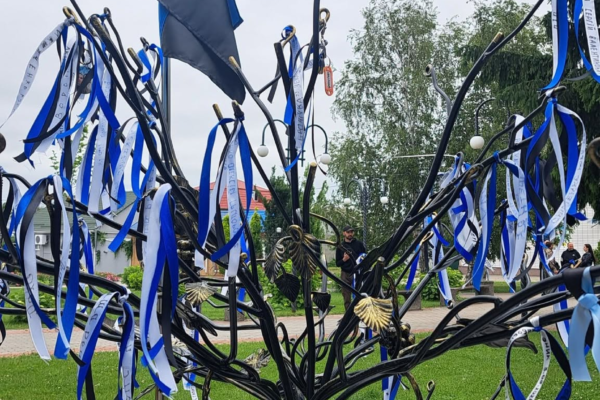 У Корсунь-Шевченківському відкрили меморіал «Дерево надії» на честь безвісти зниклих і полонених військових