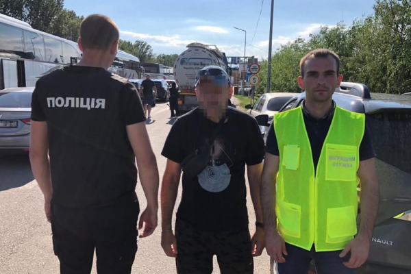 Двох громадян Молдови, які залишилися в Черкасах після вимоги про повернення, видворили з України