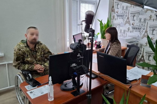 На Черкащині міграційники допомогли пораненому військовому отримати новий паспорт та привезли його просто у лікарню