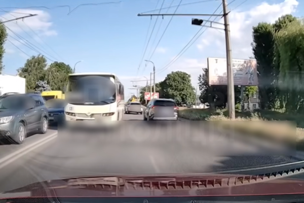 У Черкасах оштрафували двох водіїв маршруток, які виїжджали на зустрічну смугу та проїжджали на червоне світло