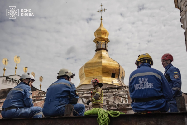 Черкаські надзвичайники долучилися до відновлення Києво-Печерської лаври після російського удару (ФОТО)