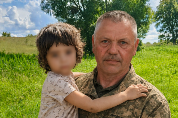 На Черкащині військовий розшукав зниклу трирічну дівчинку, поки її шукали десятки людей