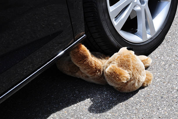 У Черкасах водій Tesla, який насмерть збив 18-річного юнака на “зебрі”, отримав 4 роки в’язниці