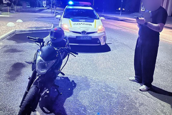 У Черкасах патрульні зупинили неповнолітнього мотоцикліста без водійських прав