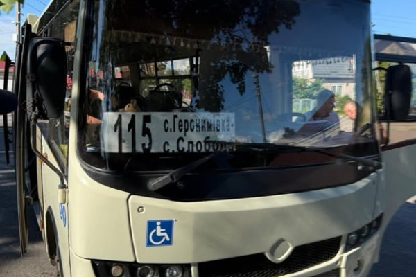 Перевізник у Черкасах звільнив водія маршрутки після скандалу із матір’ю загиблого військового