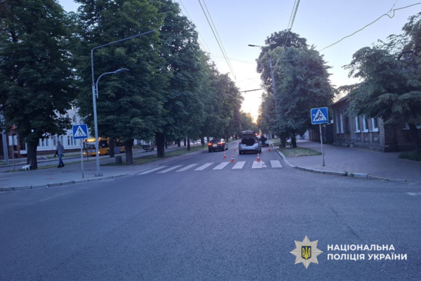 У центрі Черкас електромобіль збив двох пішоходів на переході, їх госпіталізували