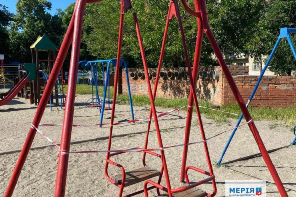 У Черкасах комунальники скаржаться на вандалів, які ламають гойдалки та дерева у парках