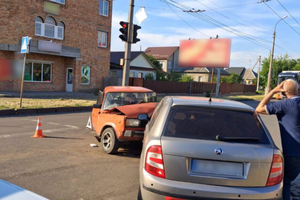Водій без прав не пропустив авто та спричинив ДТП на перехресті у Черкасах (ФОТО)
