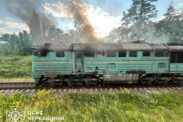 Поблизу дамби в Черкасах загорівся тепловоз, який перевозив зерно (ФОТО)