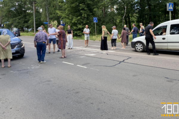 Жителі Черкас перекрили дорогу, вимагаючи зупинити вирубку лісу
