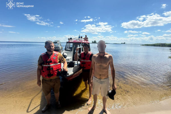 На Черкащині рятувальники допомогли чоловіку, якого на надувному матраці віднесло на 400 метрів від берега
