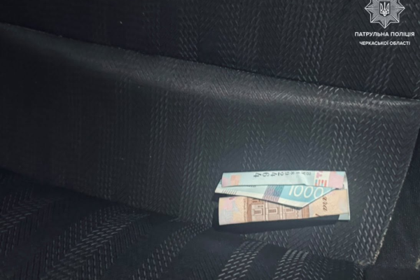 На Черкащині жінка намагалася підкупити патрульних, щоб чоловік уникнув відповідальності