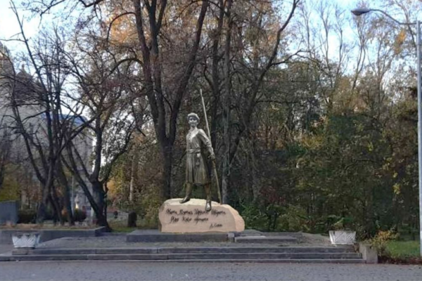 В одному з черкаських парків з’явиться нова скульптура, де раніше стояв монумент чекістам