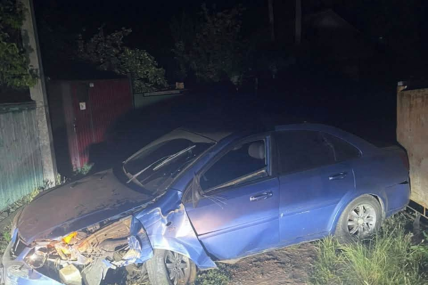 У Черкасах п’яний водій скоїв дві ДТП, пошкодив два автомобілі та паркан (ФОТО)