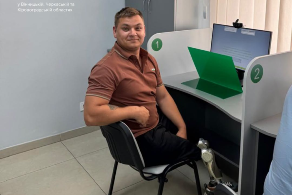 З першої спроби: У Черкасах ветеран, який втратив обидві ноги на війні, склав теоретичний іспит на водійські права