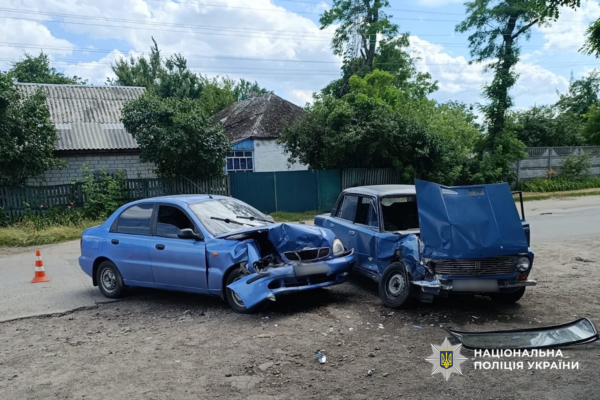 У селі на Черкащині 17-річний водій ВАЗа потрапив у ДТП: До лікарні госпіталізували пасажира-підлітка (ФОТО)