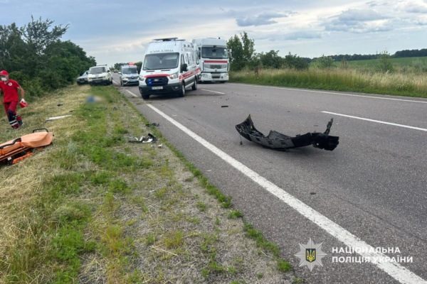Біля Дубіївки Mercedes злетів у кювет і врізався в дерево: Загинув 41-річний чоловік, двоє травмовані