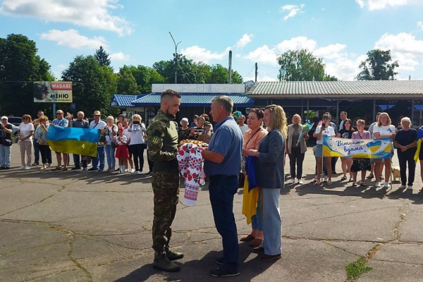 До рідного міста на Черкащині повернувся військовий, який провів понад три роки у російському полоні