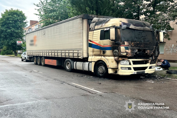 57-річному чоловіку, який підпалив дві автівки у Черкасах, повідомили про підозру
