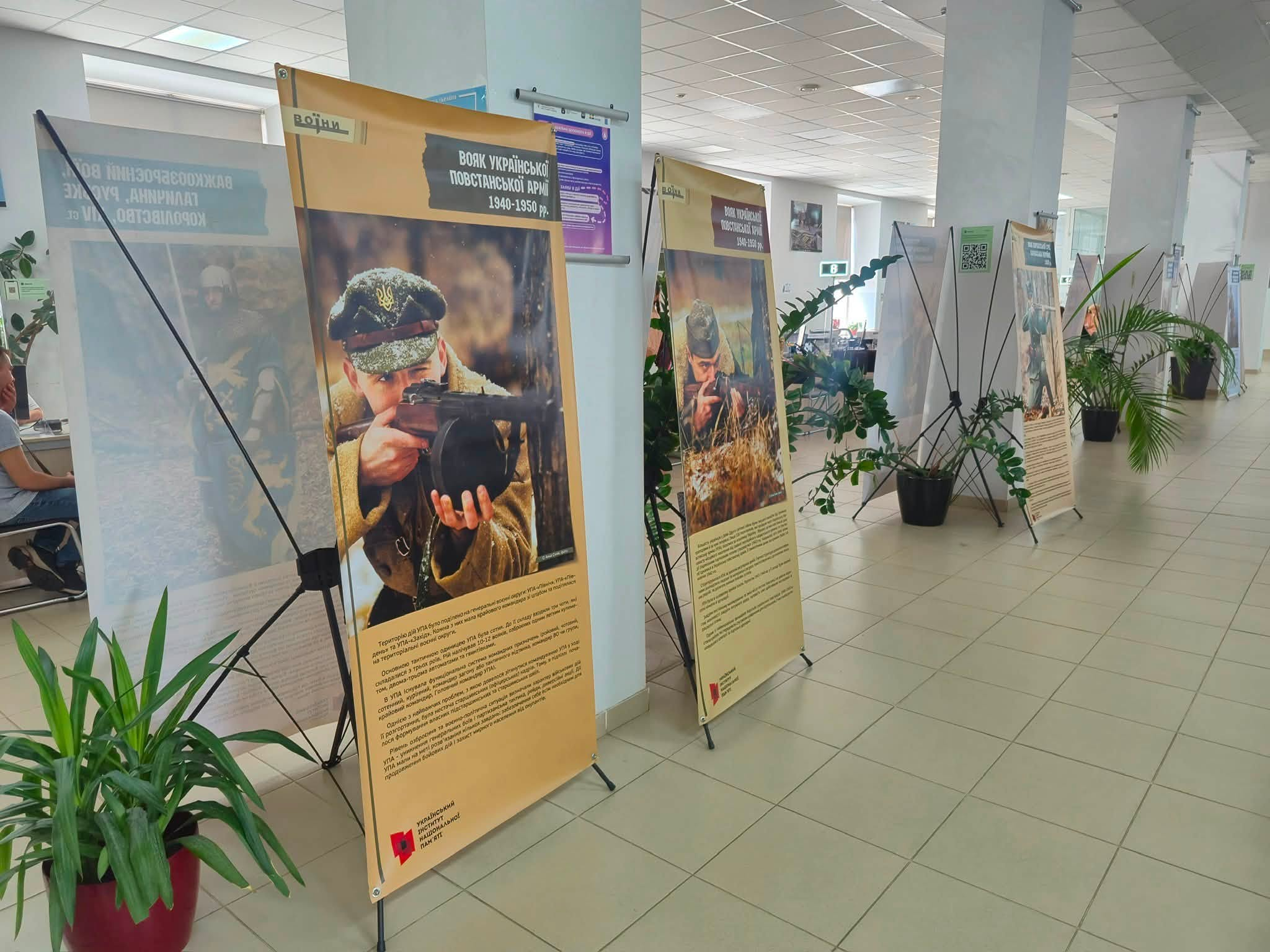 У черкаському ЦНАПі відкрили виставку «Воїни» до Дня Української Державності