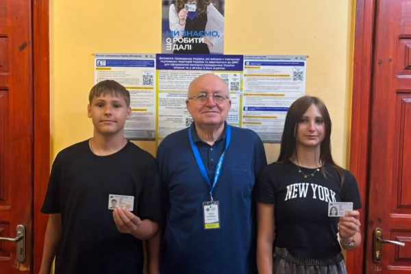 На Черкащині дітям із родини, де мати була іноземкою, видали перші ID-картки